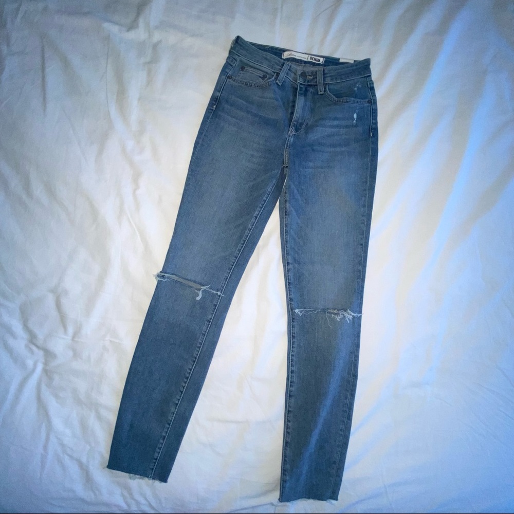 split knee jeans